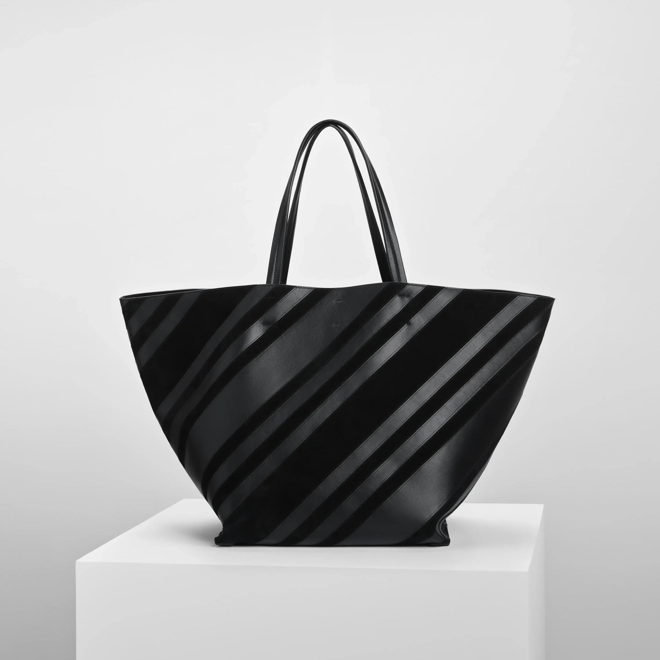 Front view of basket cabas in black leather and suede with silver