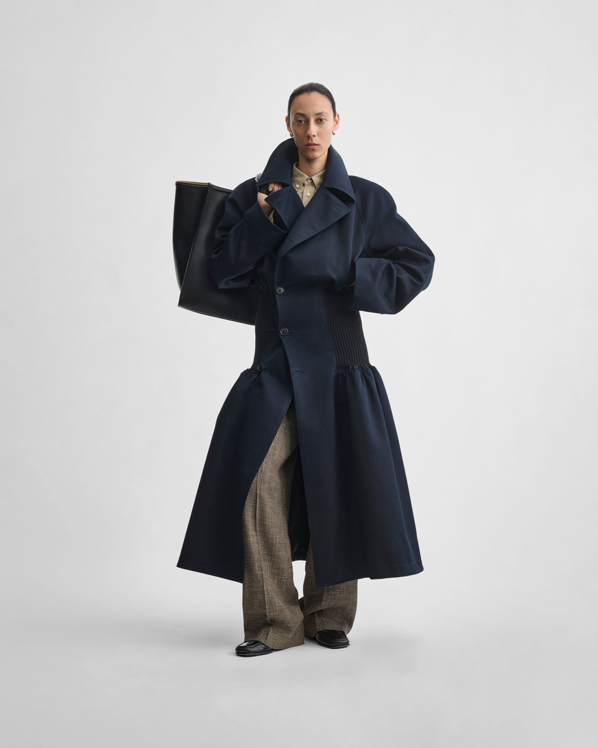 Front view of model wearing XL CABAS BAG in black leather