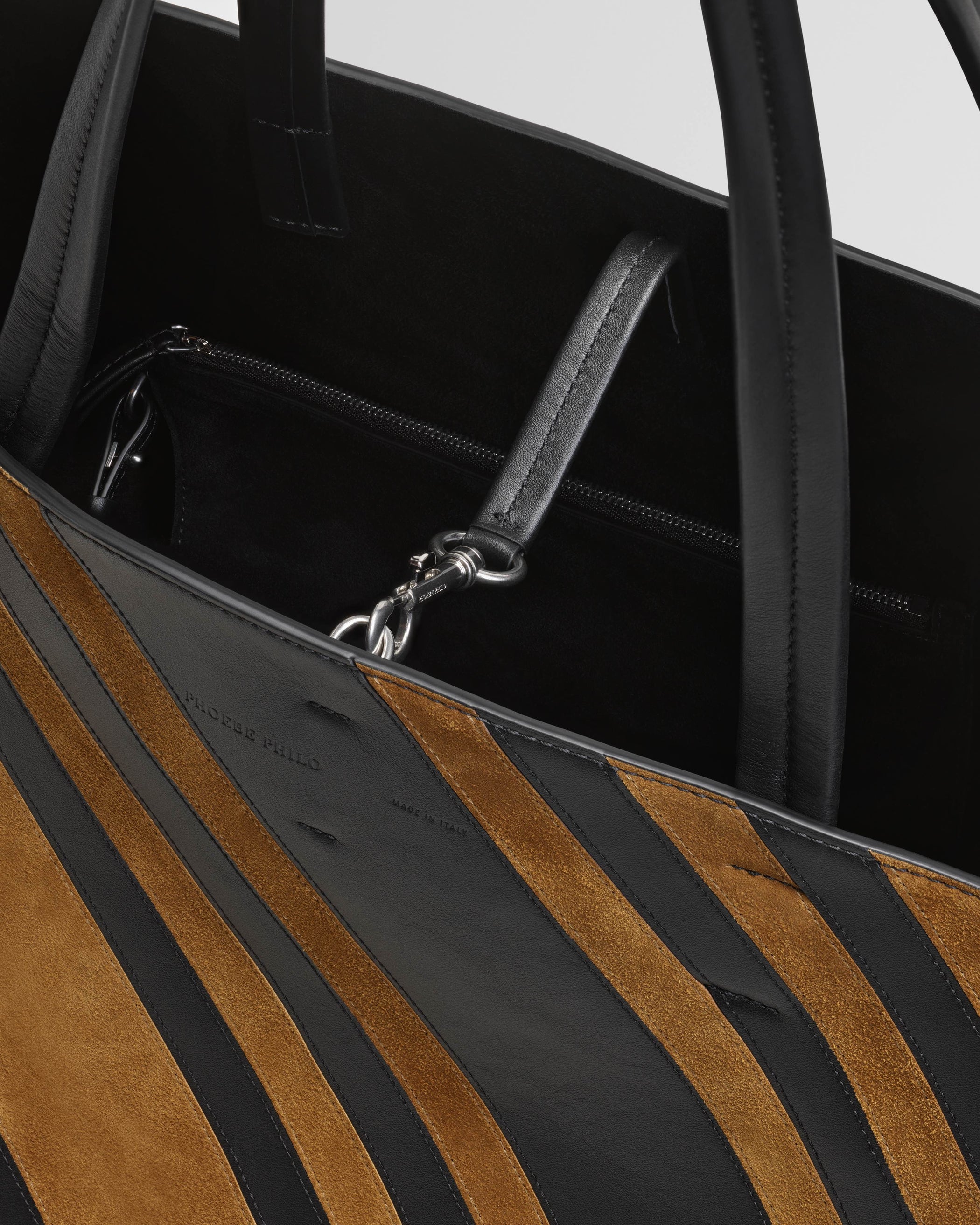Close up detail view of BASKET CABAS BAG in toffe and black leather and suede