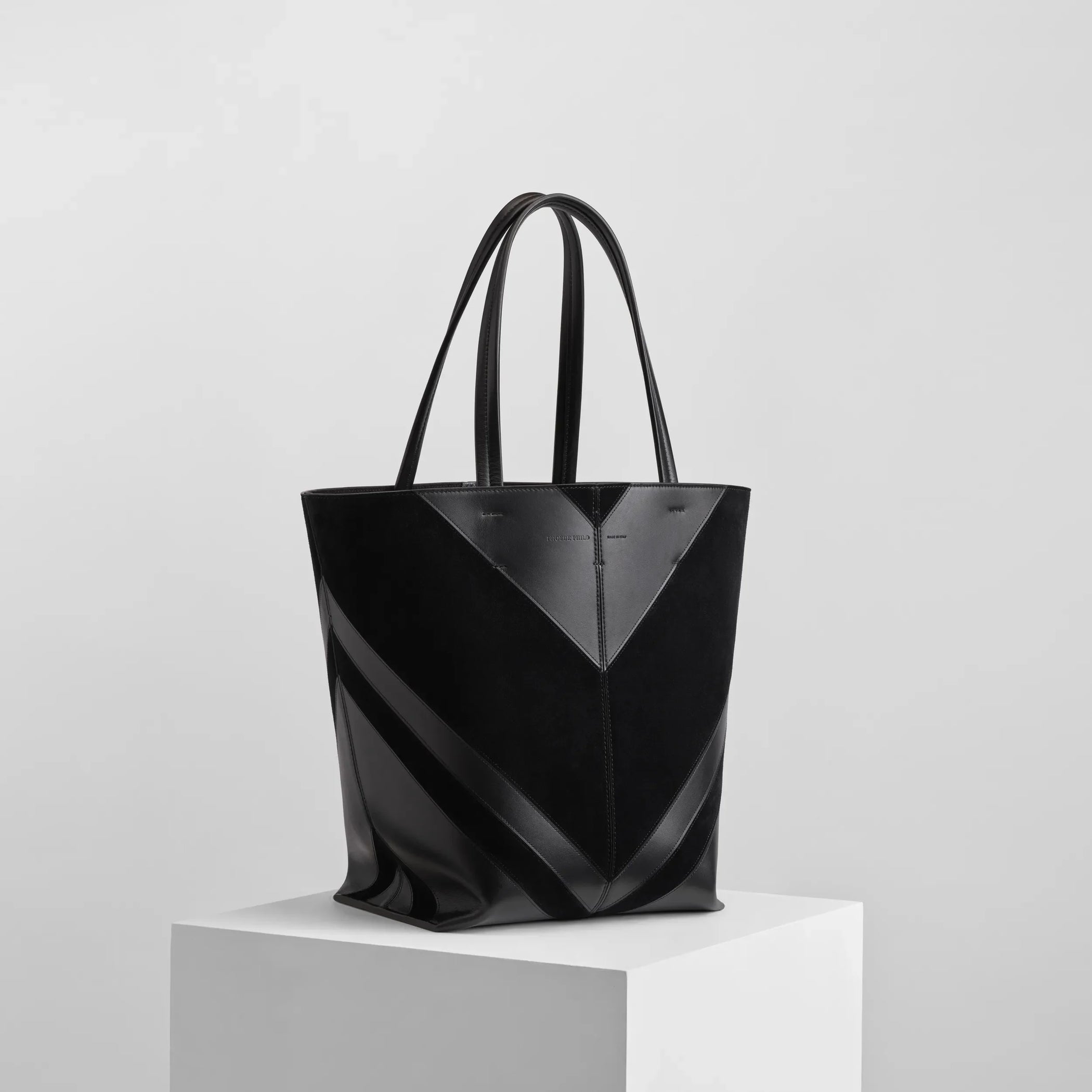 Side view of pot cabas in black suede leather