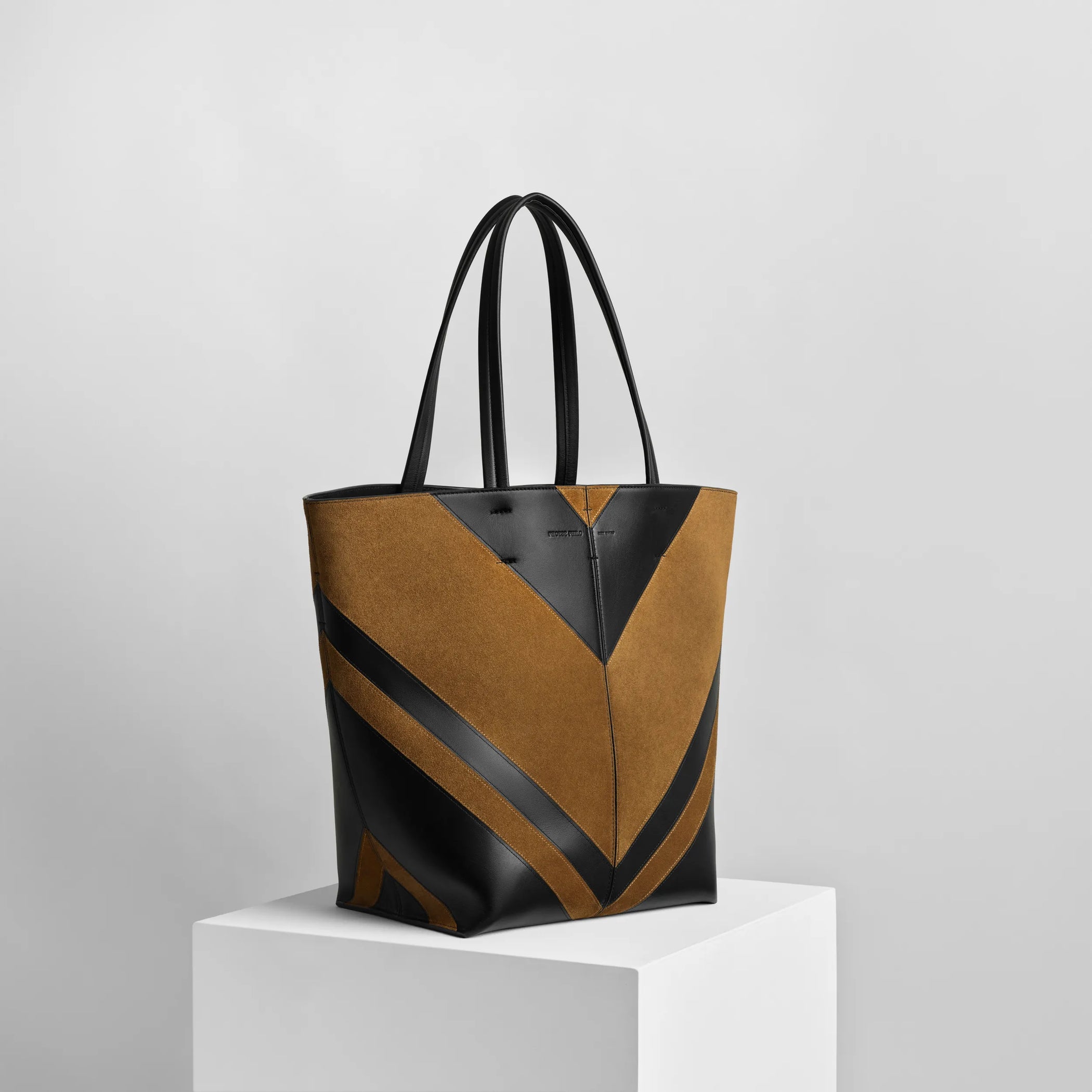 Side view of pot cabas in black toffee leather and suede
