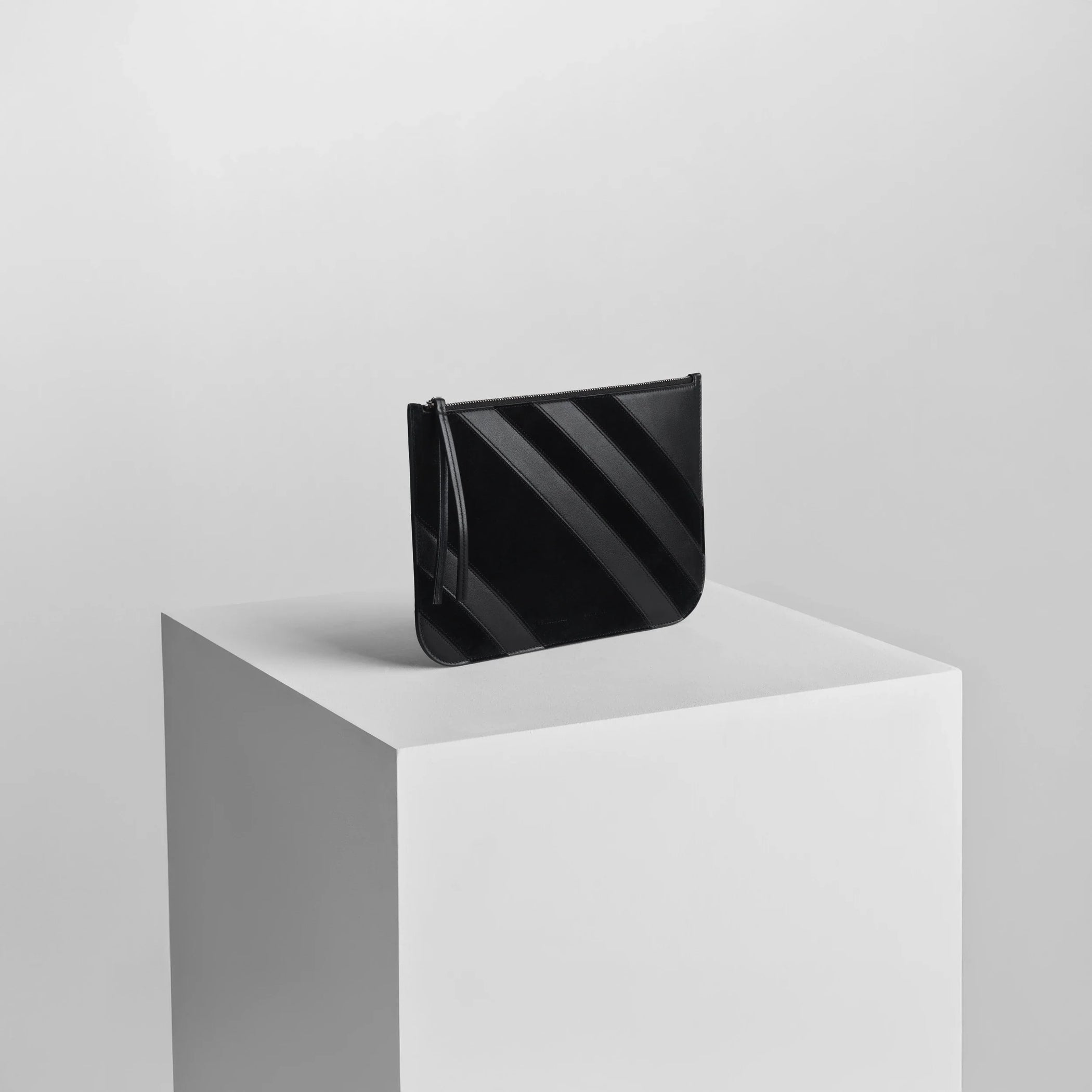 Side view of pocket pouch in black leather.