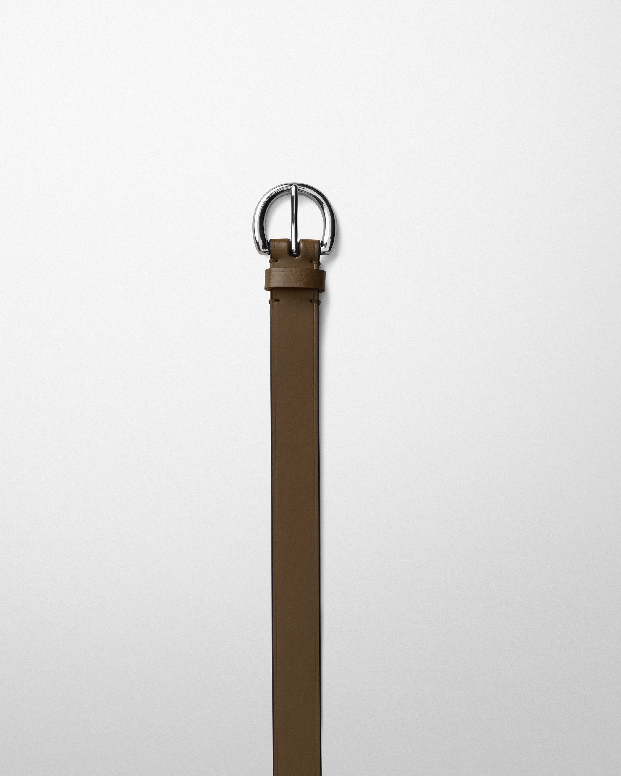 Detail view of ROUND BUCKLE BELT 25MM in cigar leather