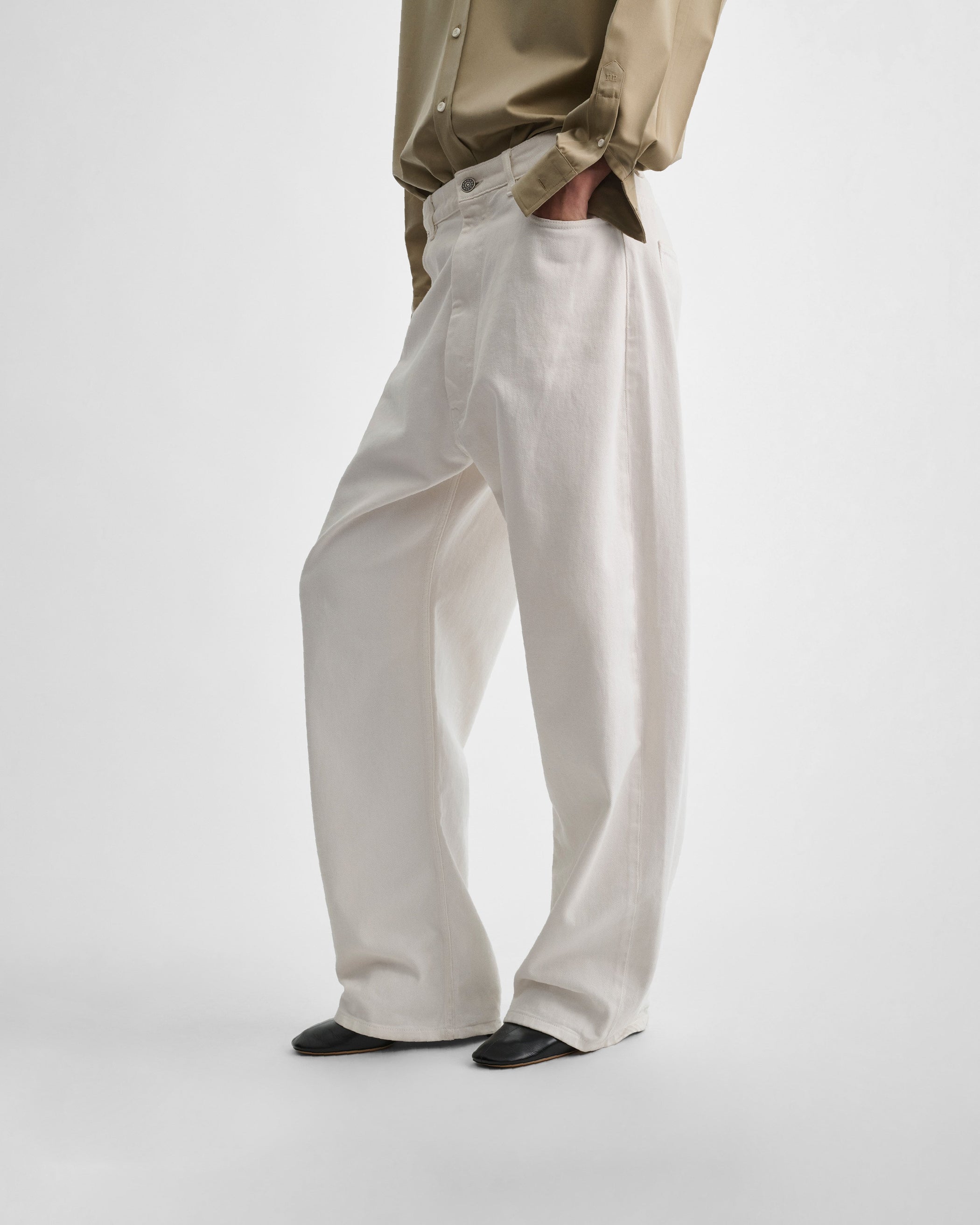 Side view of model wearing DROP JEANS in chewing gum cotton