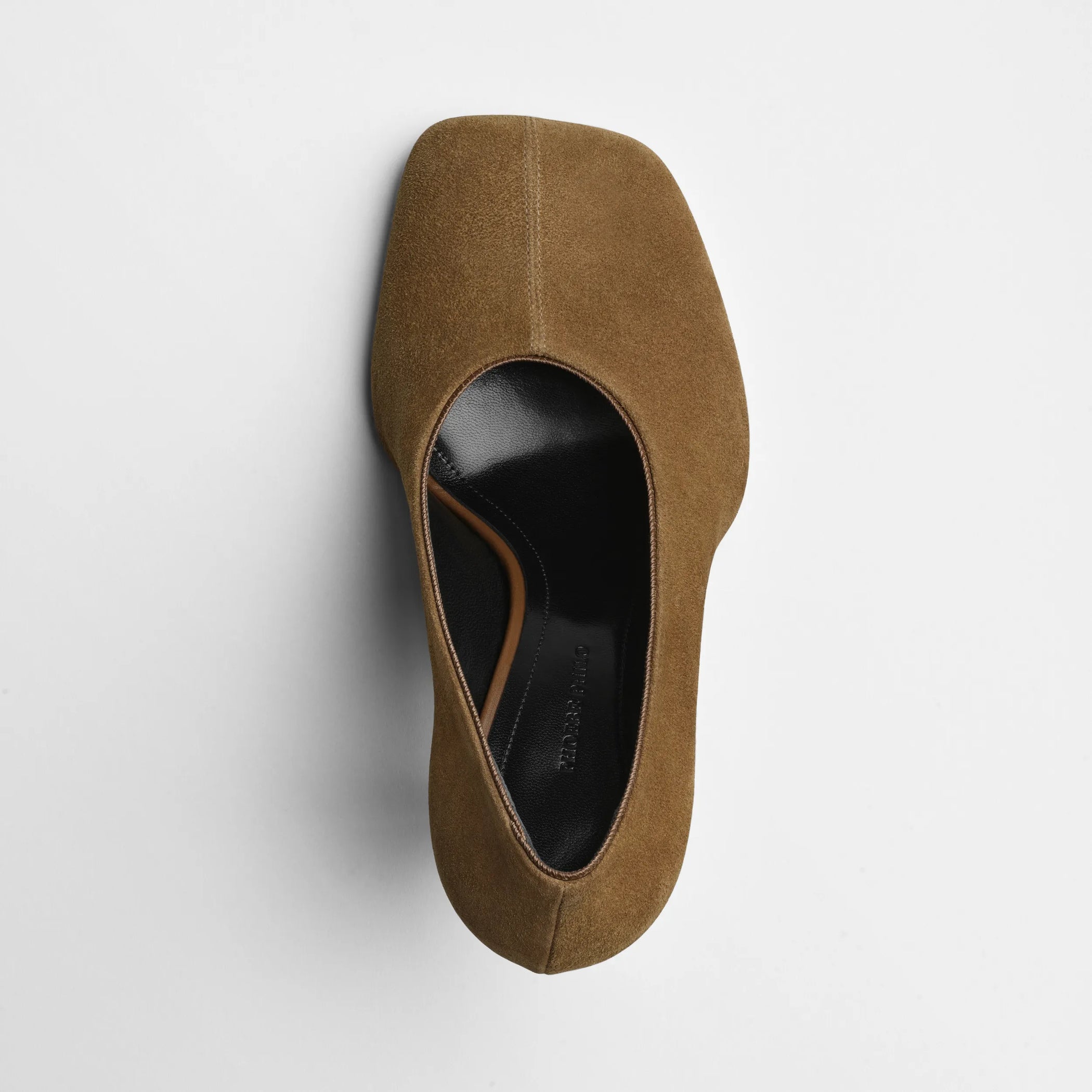 Top view of soft pump 90 in caramel suede leather.