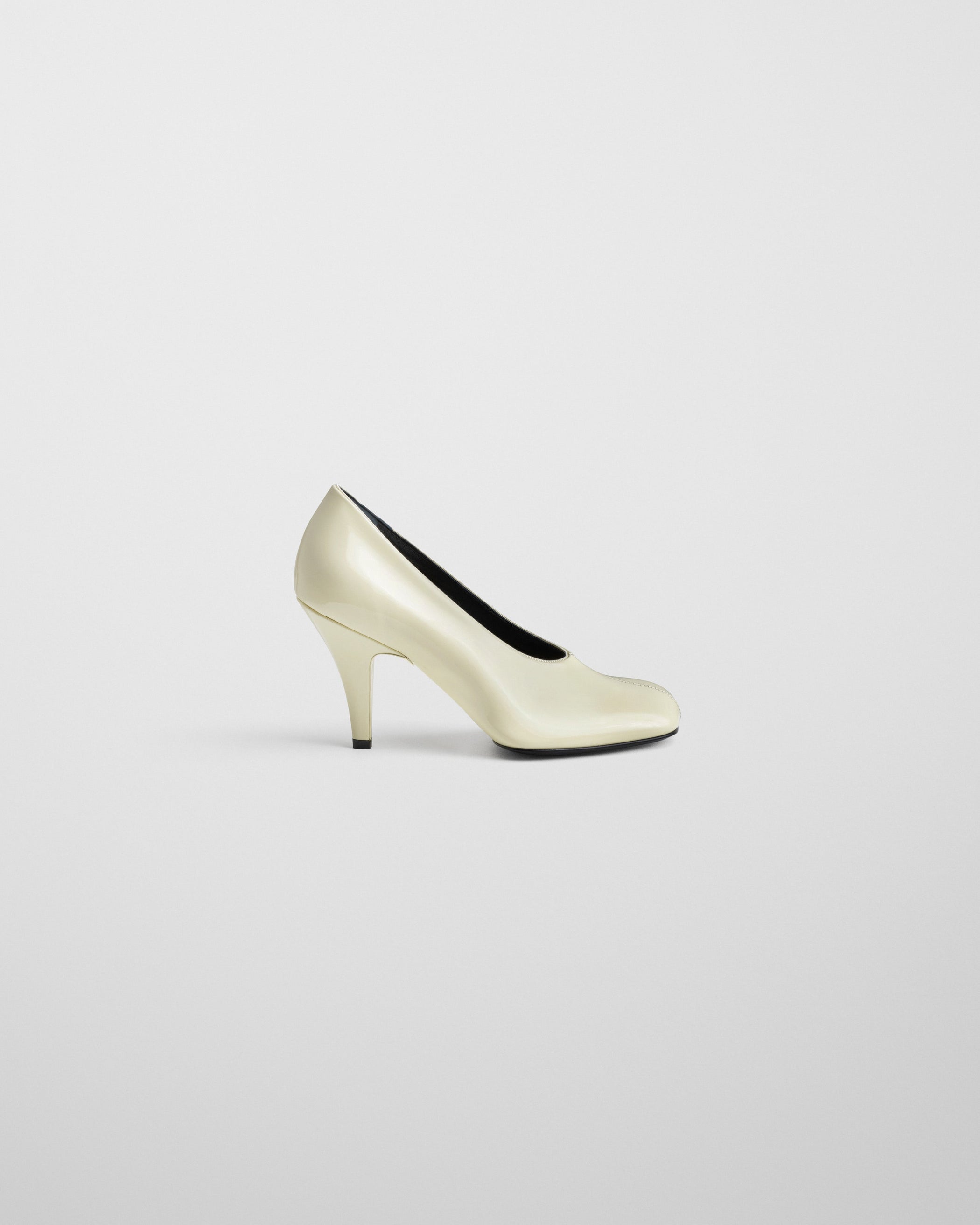 Side view of SOFT PUMP in cream patent leather