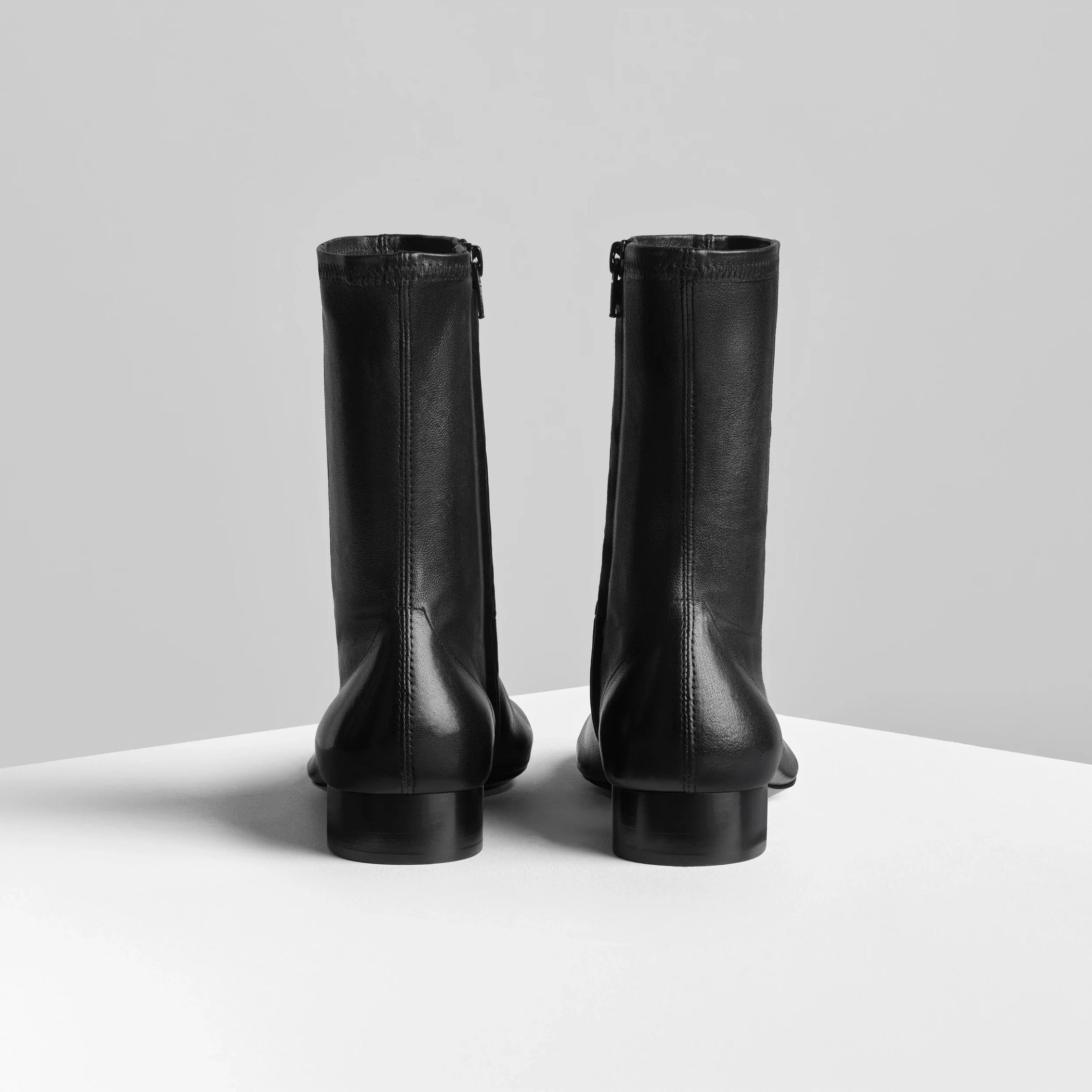 Back view of club boot 30 in black stretch nappa leather.