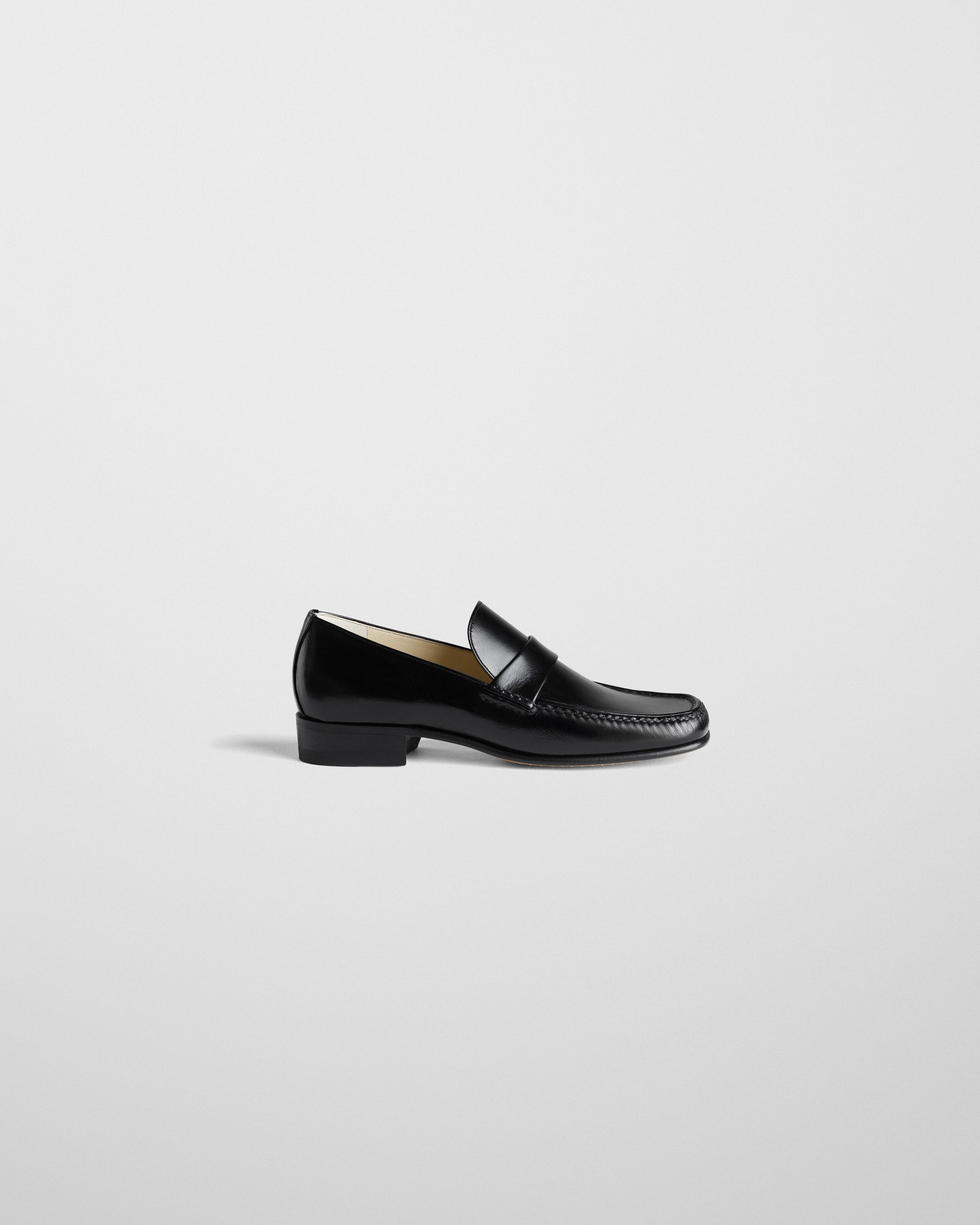 Side view of MAN’S LOAFER in black leather