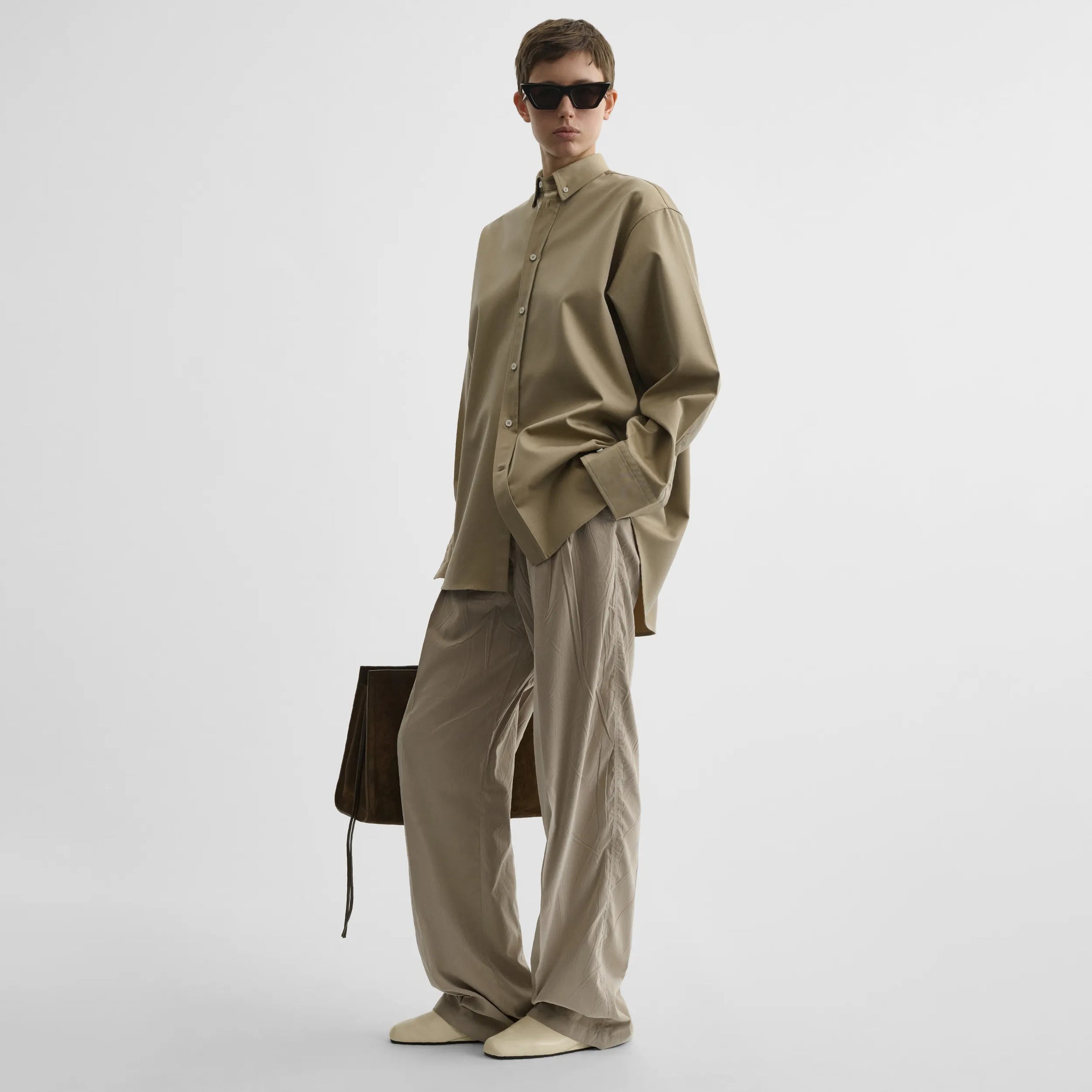 Front view of chino trousers in trench poly-cotton