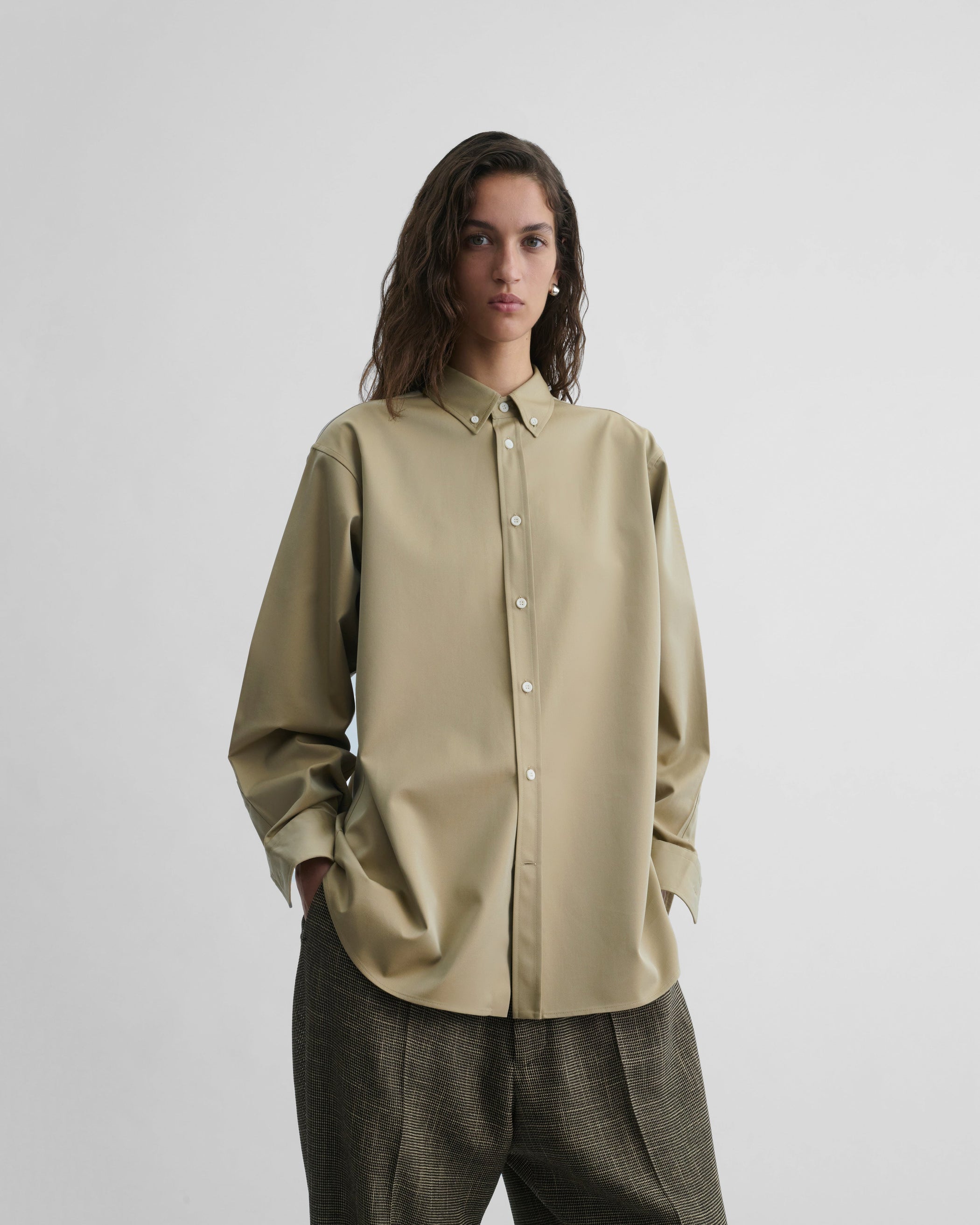 Front view of model wearing BUTTON COLLAR SHIRT in trench cotton