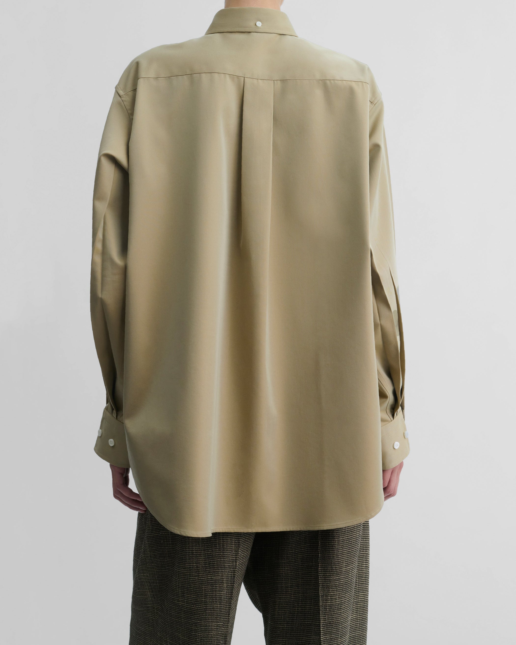Back view of model wearing BUTTON COLLAR SHIRT in trench cotton