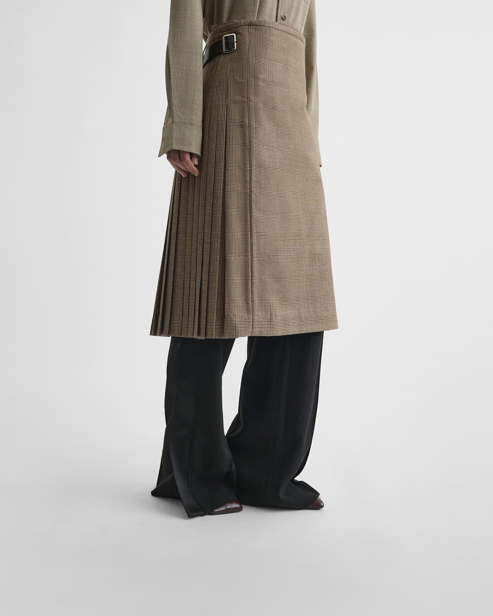 Side view of kilt in tobacco wool