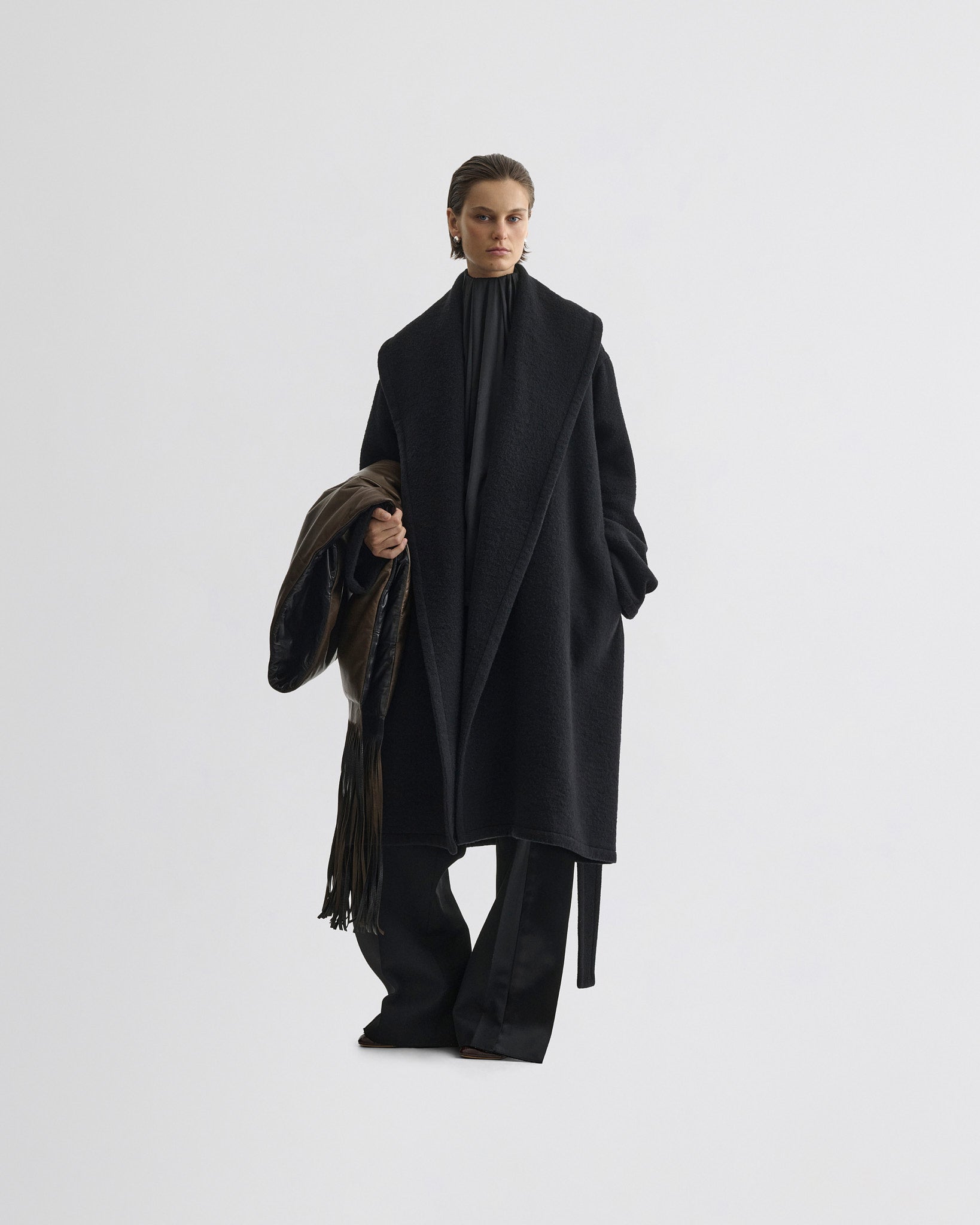 Front view of ROBE COAT in black cashmere