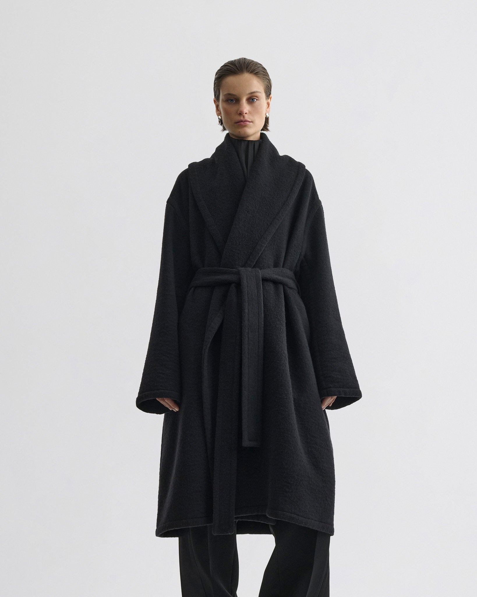 Front view of ROBE COAT in black cashmere